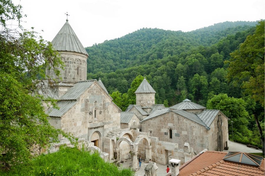 Día 6 · Diliján – Monasterios Haghardzin y Goshavank – Sevánavank – Ereván
