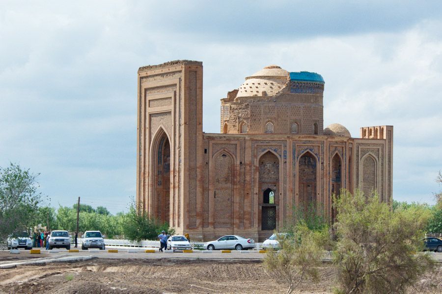 Día 1 · Salida del vuelo con destino Uzbekistán