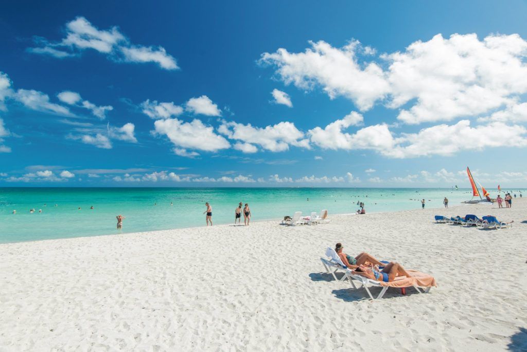 Día 4 · Varadero · Juegos y Piscina Fiesta Azul